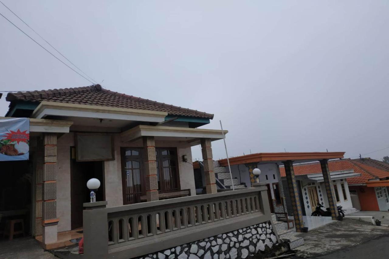 Oyo 90097 Homestay Sinta Ndani Putri Проболинго Экстерьер фото
