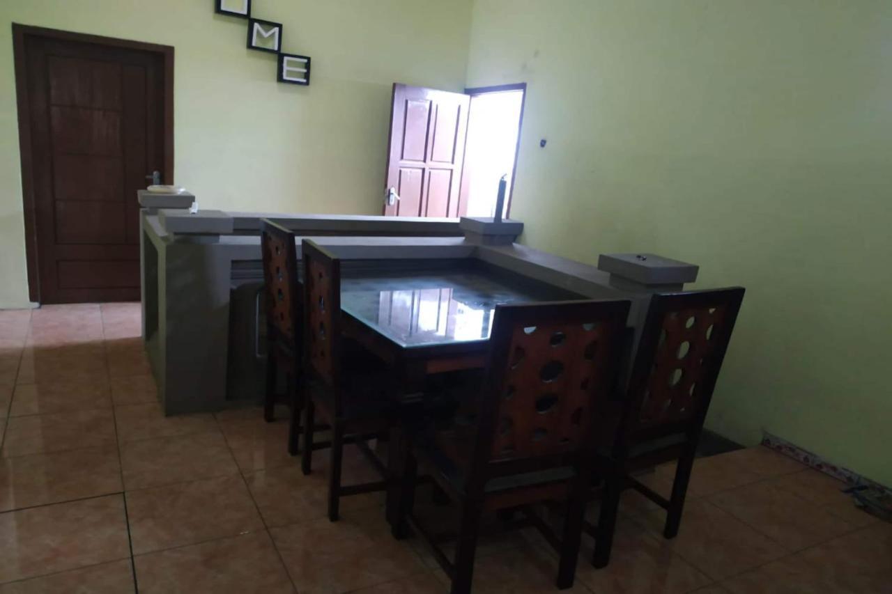 Oyo 90097 Homestay Sinta Ndani Putri Проболинго Экстерьер фото