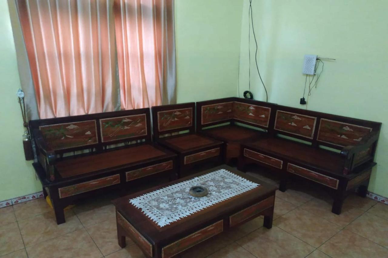 Oyo 90097 Homestay Sinta Ndani Putri Проболинго Экстерьер фото