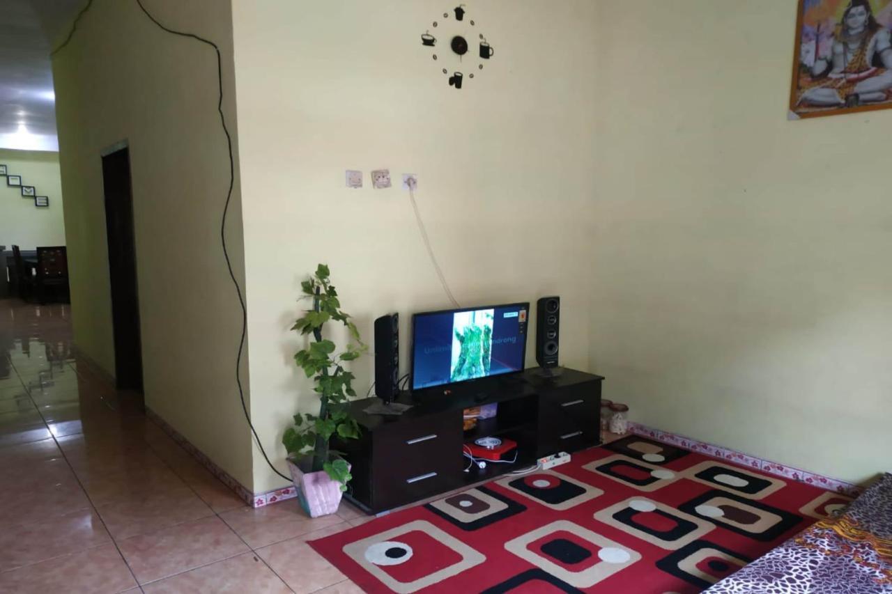 Oyo 90097 Homestay Sinta Ndani Putri Проболинго Экстерьер фото