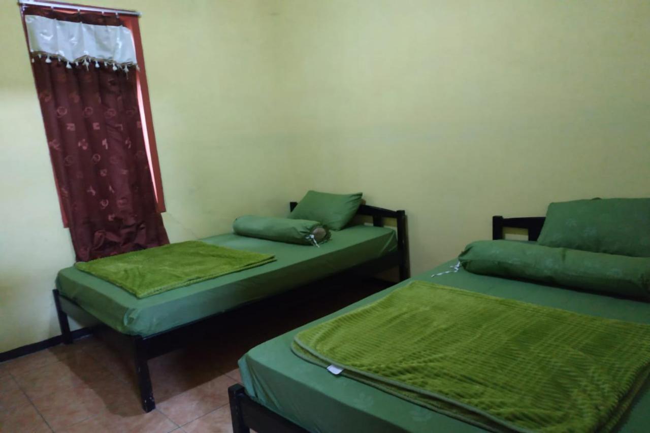 Oyo 90097 Homestay Sinta Ndani Putri Проболинго Экстерьер фото