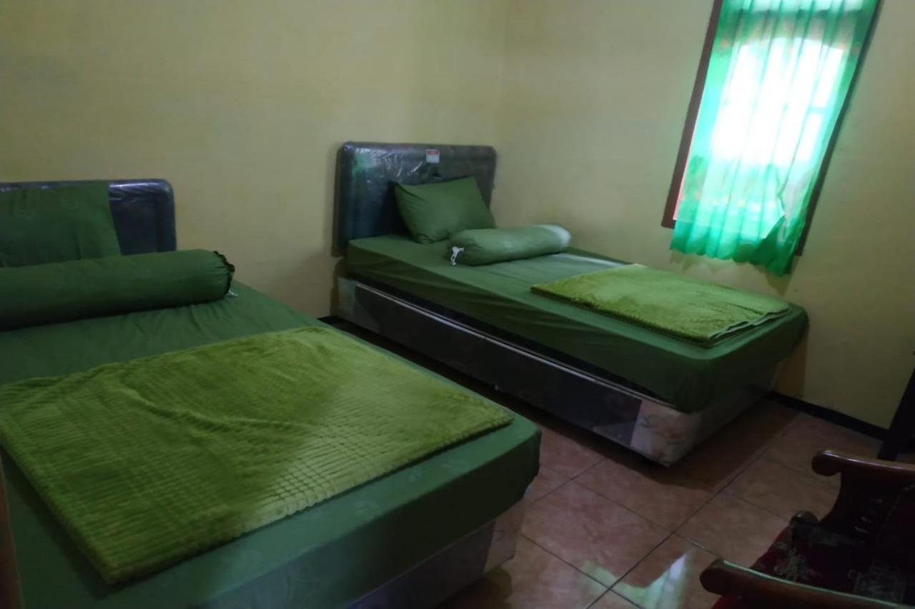 Oyo 90097 Homestay Sinta Ndani Putri Проболинго Экстерьер фото
